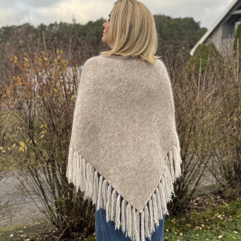 Réve Caroline poncho med frynser Sand.